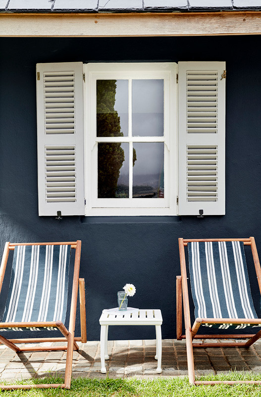 deck chairs bring a nautical style to a small space