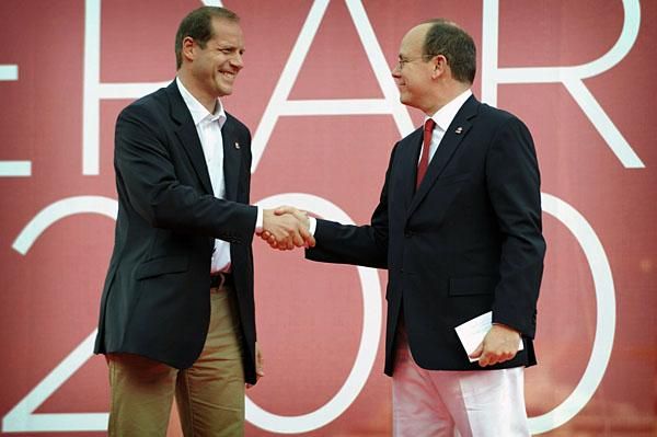 Christian Prudhomme greets Prince Albert of Monaco on the presentation stage.