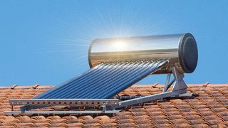 Pannello solare termico montato sul tetto di un'abitazione