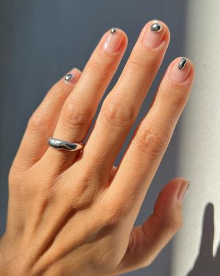 @betina_goldstein 3D metal nail art