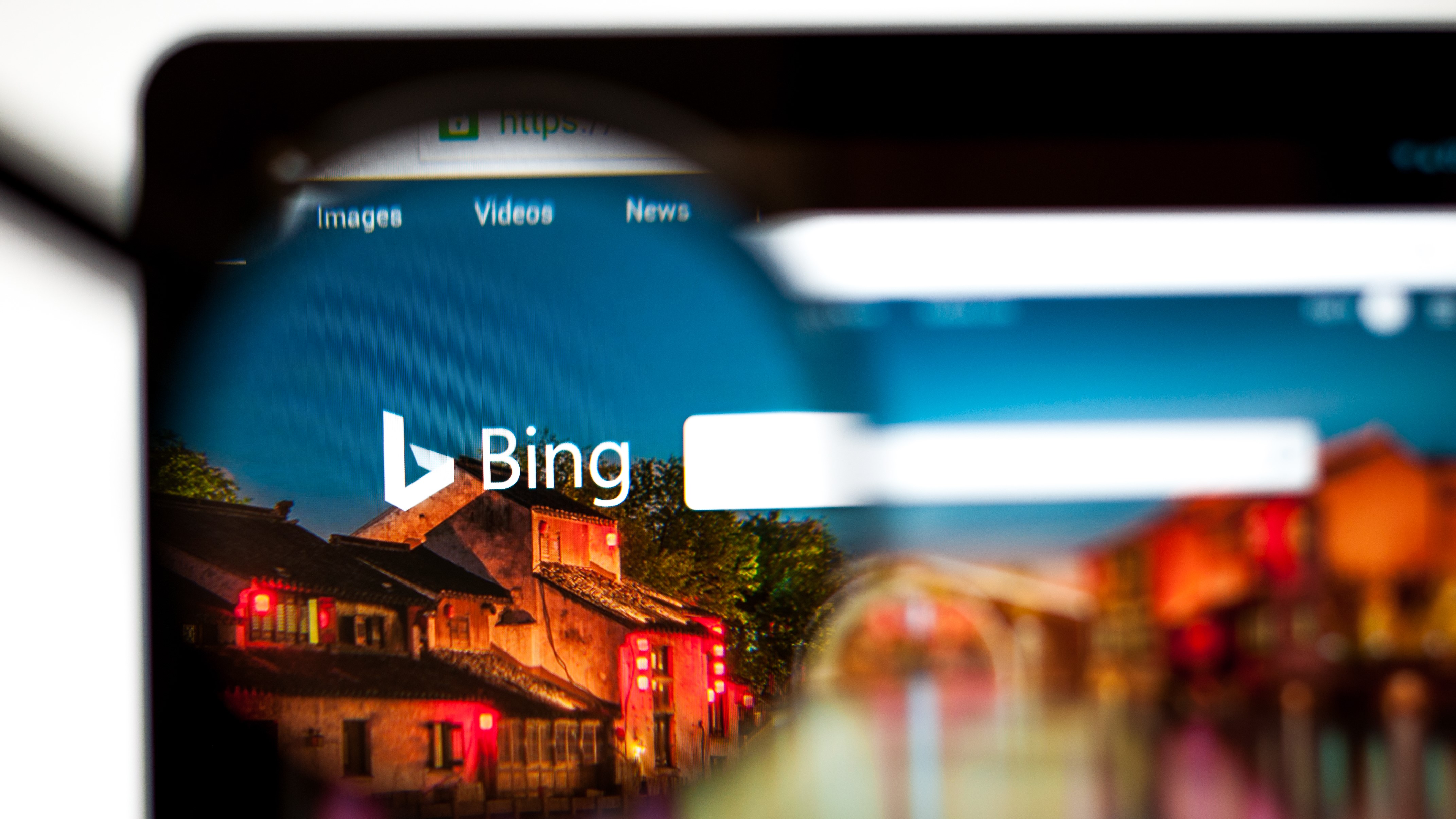Веб-сайт Bing.com Домашняя страница, просмотр через увеличительное стекло