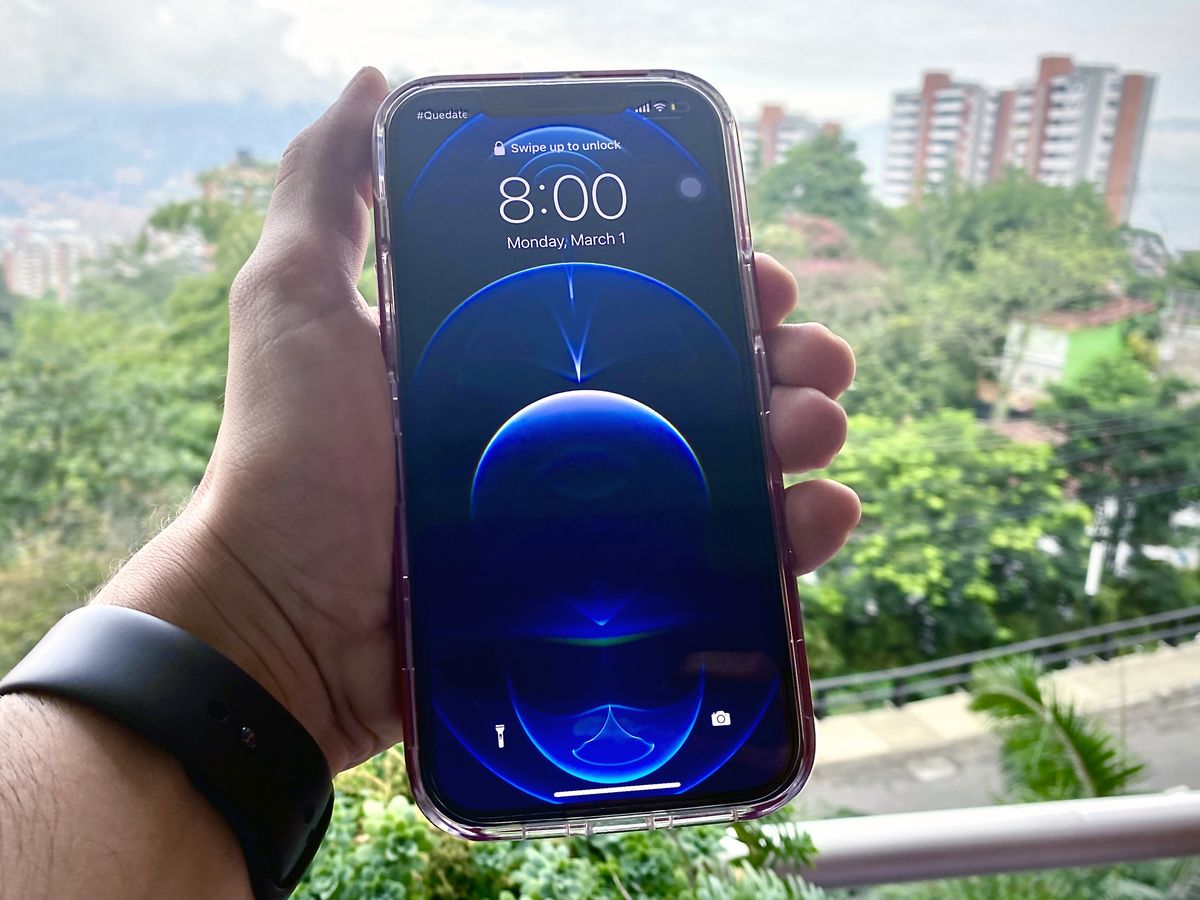 Caseology Skyfall Case review Metallic bumpers and robust protection