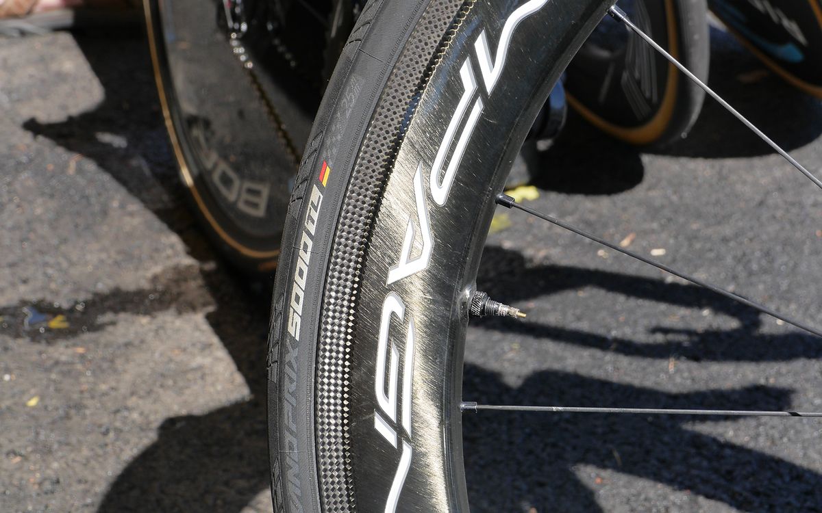 Some Movistar riders raced with Continental GP5000 tubeless tyres on their front wheels with Continental tubulars on the rear