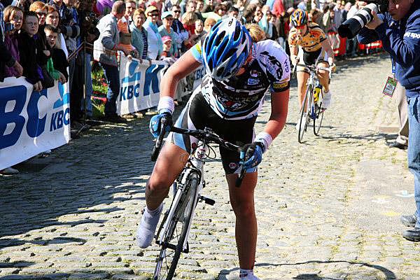 Liane Bahler (Fenixs Colnago) has a problem with her gears over the cobbles