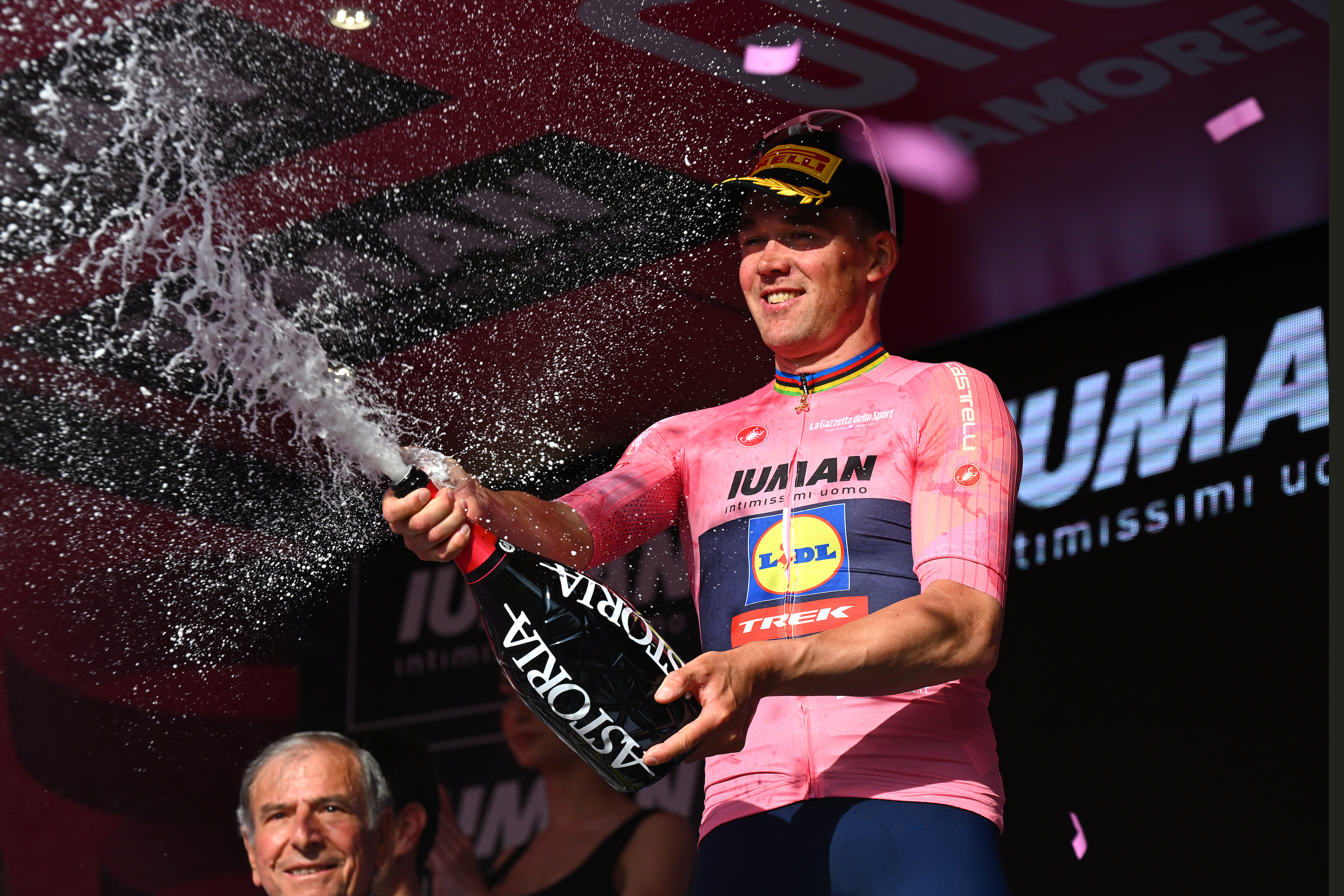 Mads Pedersen in the pink jersey on the podium of the Giro d&#039;Italia 2025