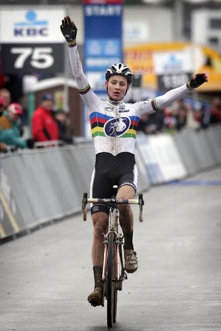 Mathieu van der Poel remains adds to his unbeaten streak with a resounding victory at the Zolder World Cup.