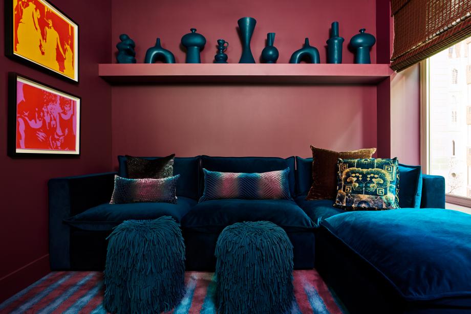 Rich dark tones can be found in the apartment’s library, where a blue velvet Joybird sofa is topped with cushions by Kevin O’Brien Studio and Gucci Décor