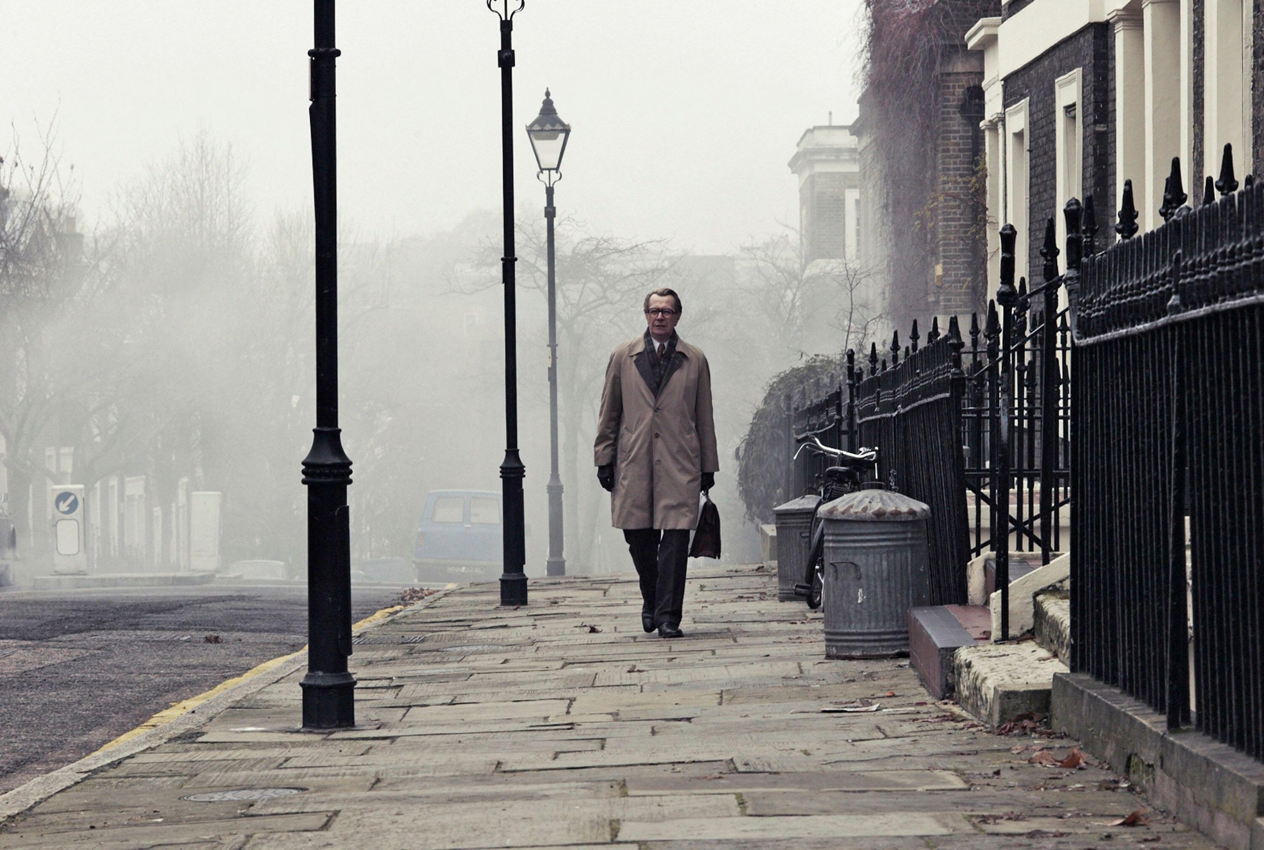 Gary Oldman as George Smiley walking down the street