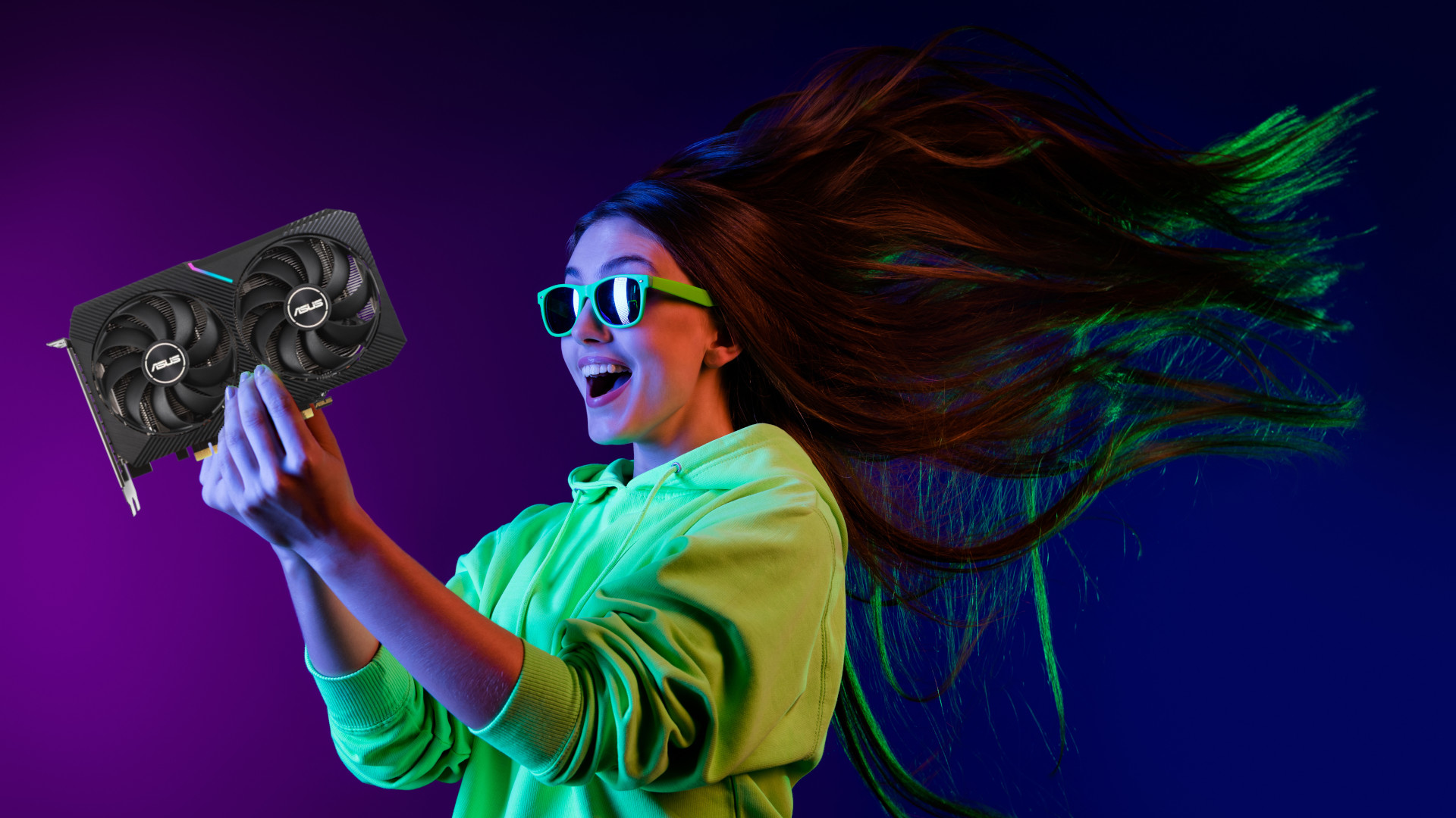 Una mujer sorprendida por una tarjeta gráfica Asus RTX 3060