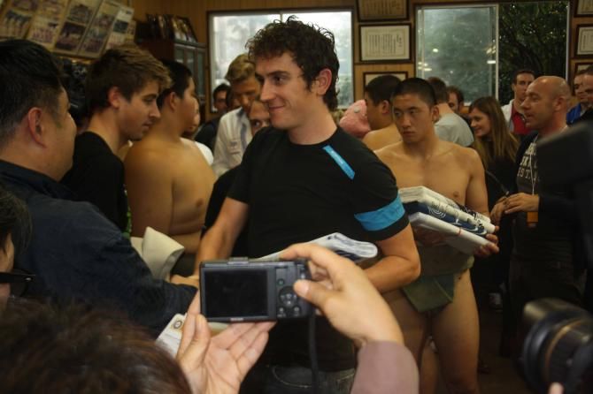 Geraint Thomas receives a gift from Saitama Sakae High School.