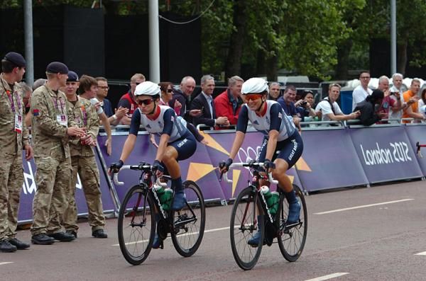 Great Britain's Lizzie Armitstead and Lucy Martin await the start of the road race