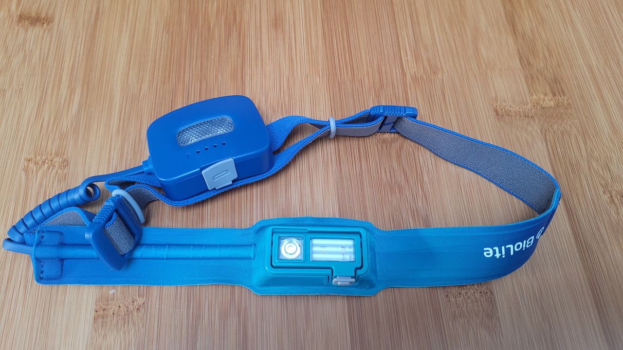 Review photo showing the spiral cable on the BioLite HeadLamp 425.