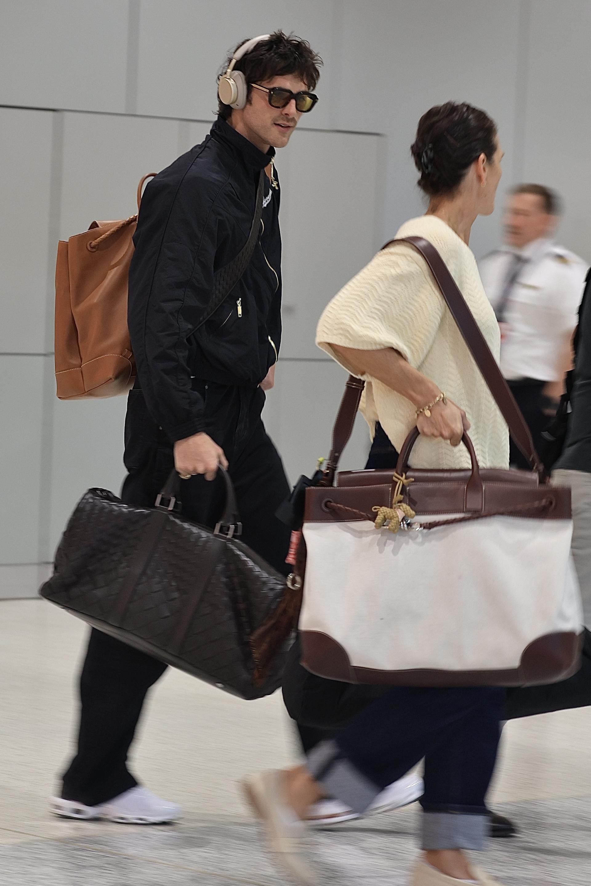 An image of Jacob Elordi wearing an iconic airport outfit while travelling in 2025.