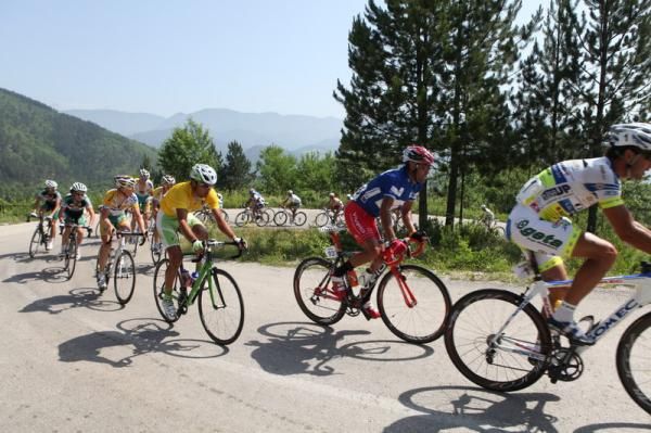The peloton works hard as the leaders pull out a time gap.
