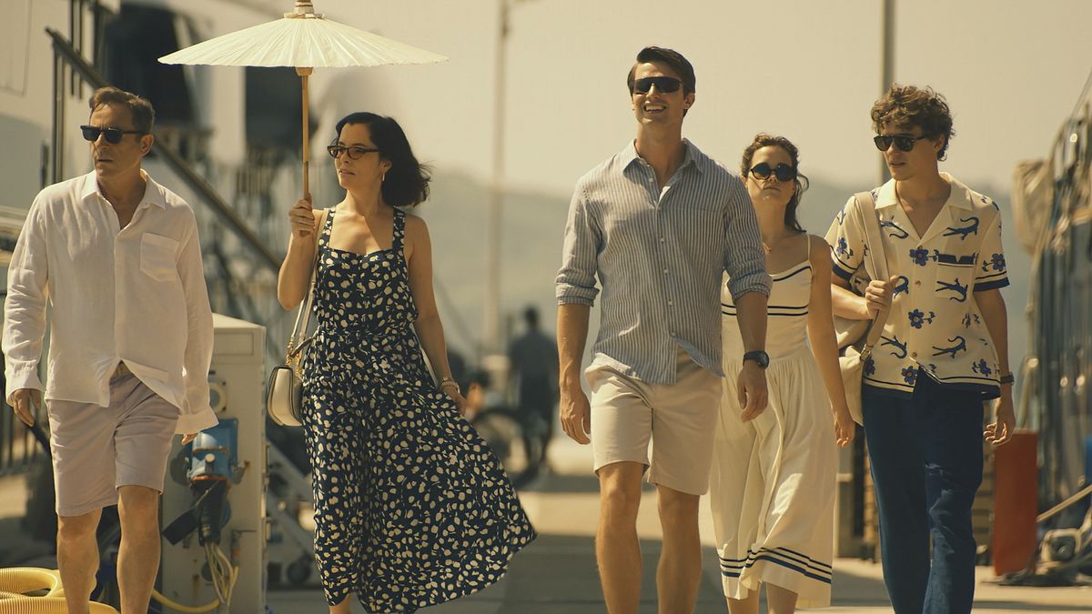  Jason Isaacs, Parker Posey, Patrick Schwarzenegger, Sarah Catherine Hook, Sam Nivola walk down the street in HBO&#039;s &quot;The White Lotus&quot; season 3