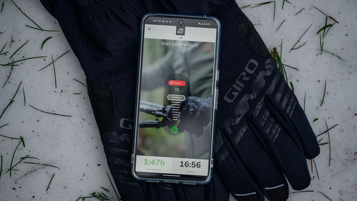 Giro Vulc Lightweight heated gloves at full power in app