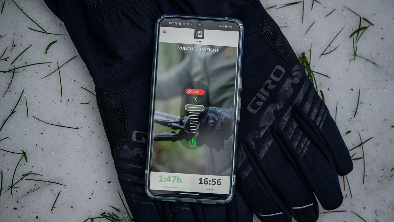 Giro Vulc Lightweight heated gloves at full power in app