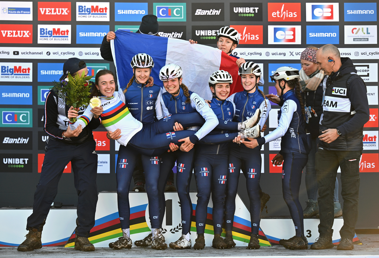 Lise Revol celebrates taking the world title with her French teammates