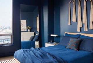 ένα μπλε υπνοδωμάτιο με μπλε τοίχους