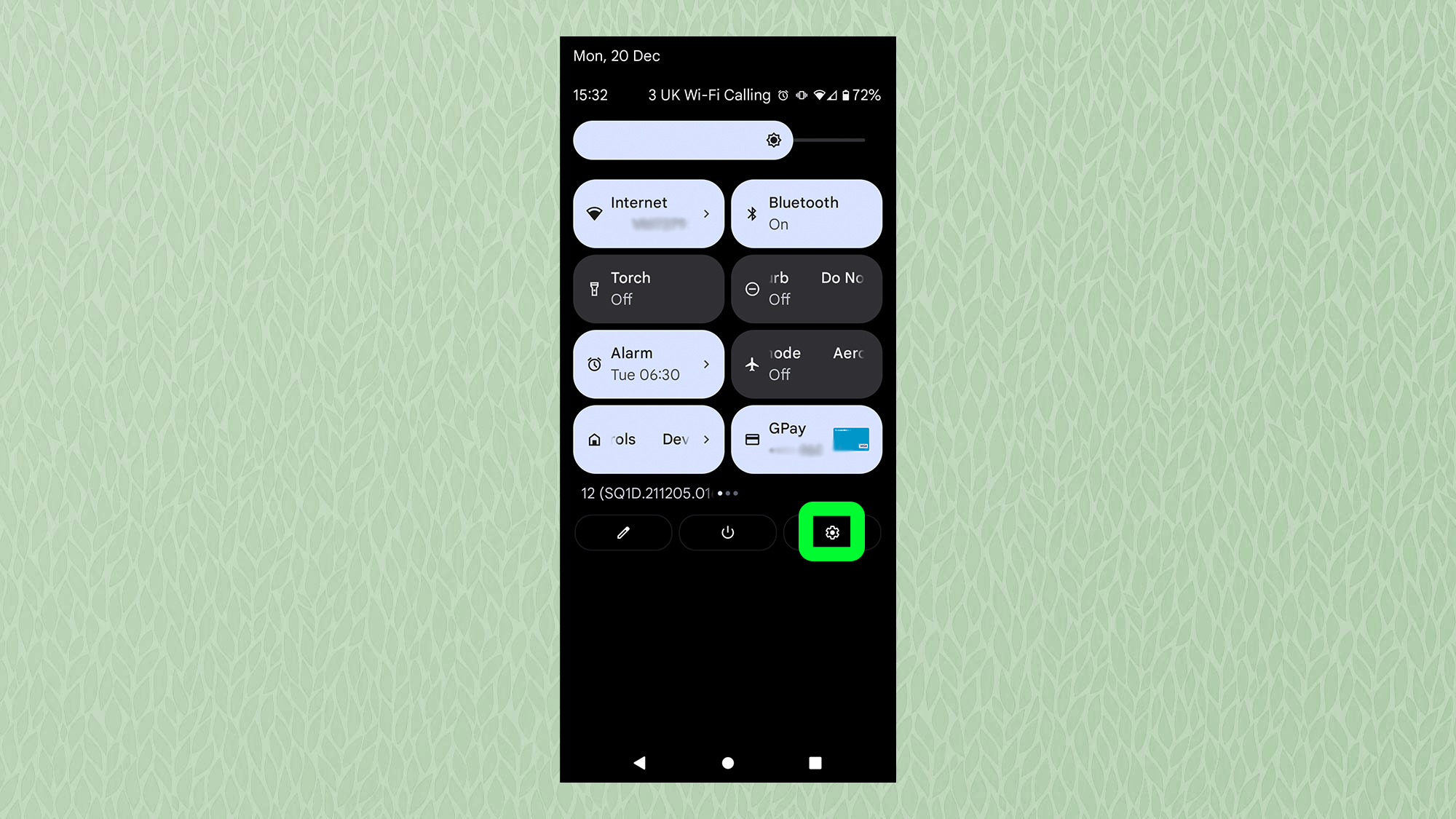 Скриншот с Android, показывающий меню быстрых настроек с выделенным зубчатым колесом
