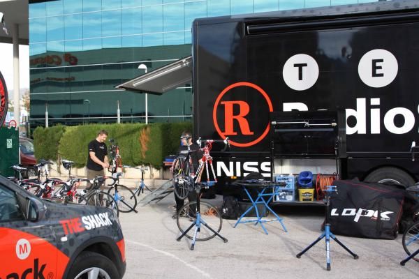 The last fine-tuning before the riders come down from breakfast.