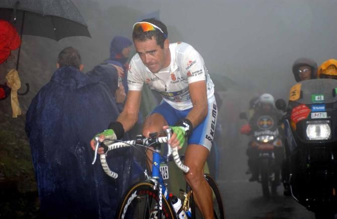 Aitor Gonzalez became leader of Kelme on the Angliru in 2002. A week later, he would win the Vuelta in Madrid.
