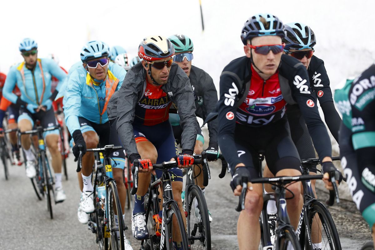 Tao Geoghegan Hart (Sky) in the leader's jersey