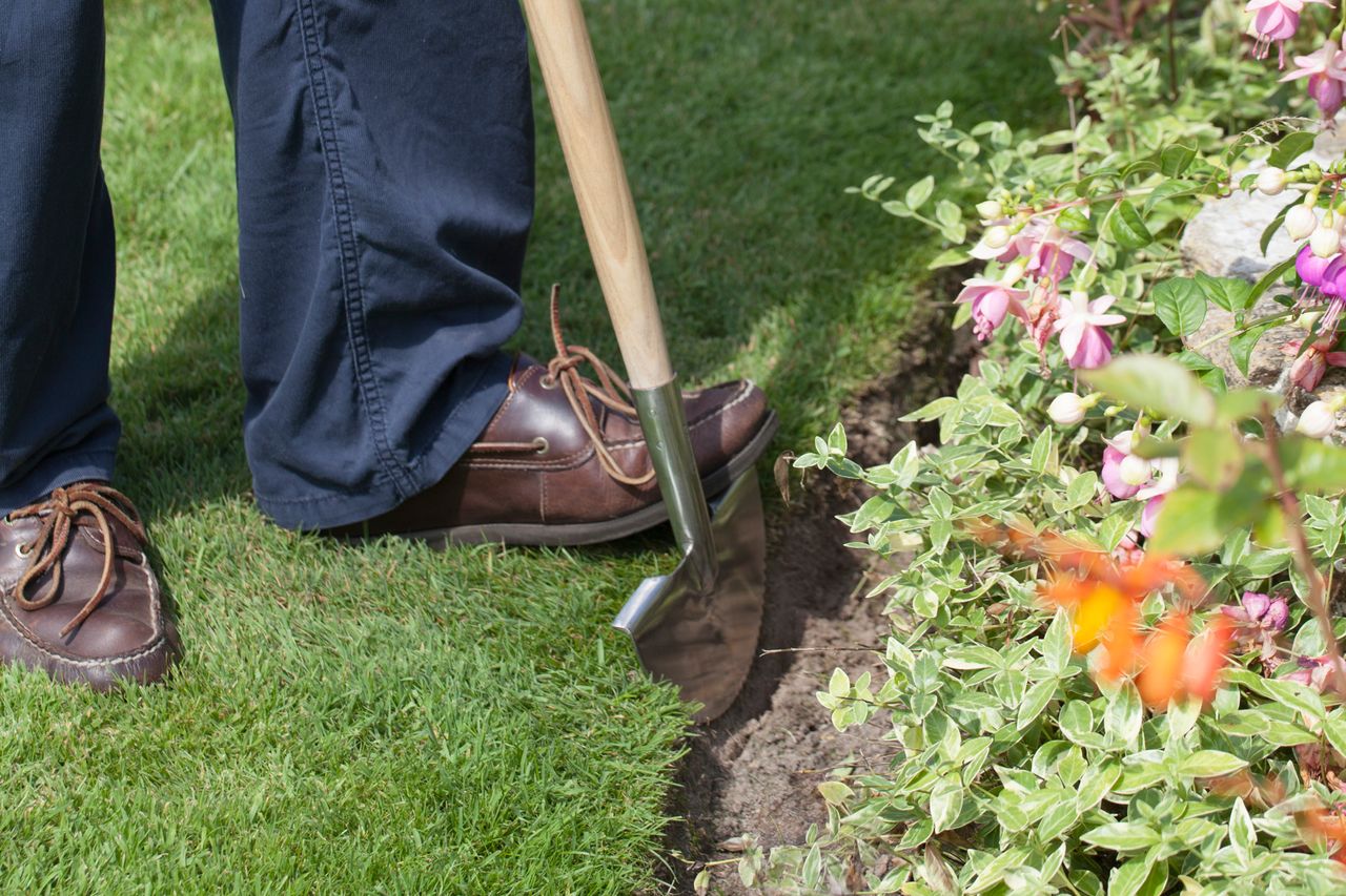 How to edge a lawn: for a professional finish