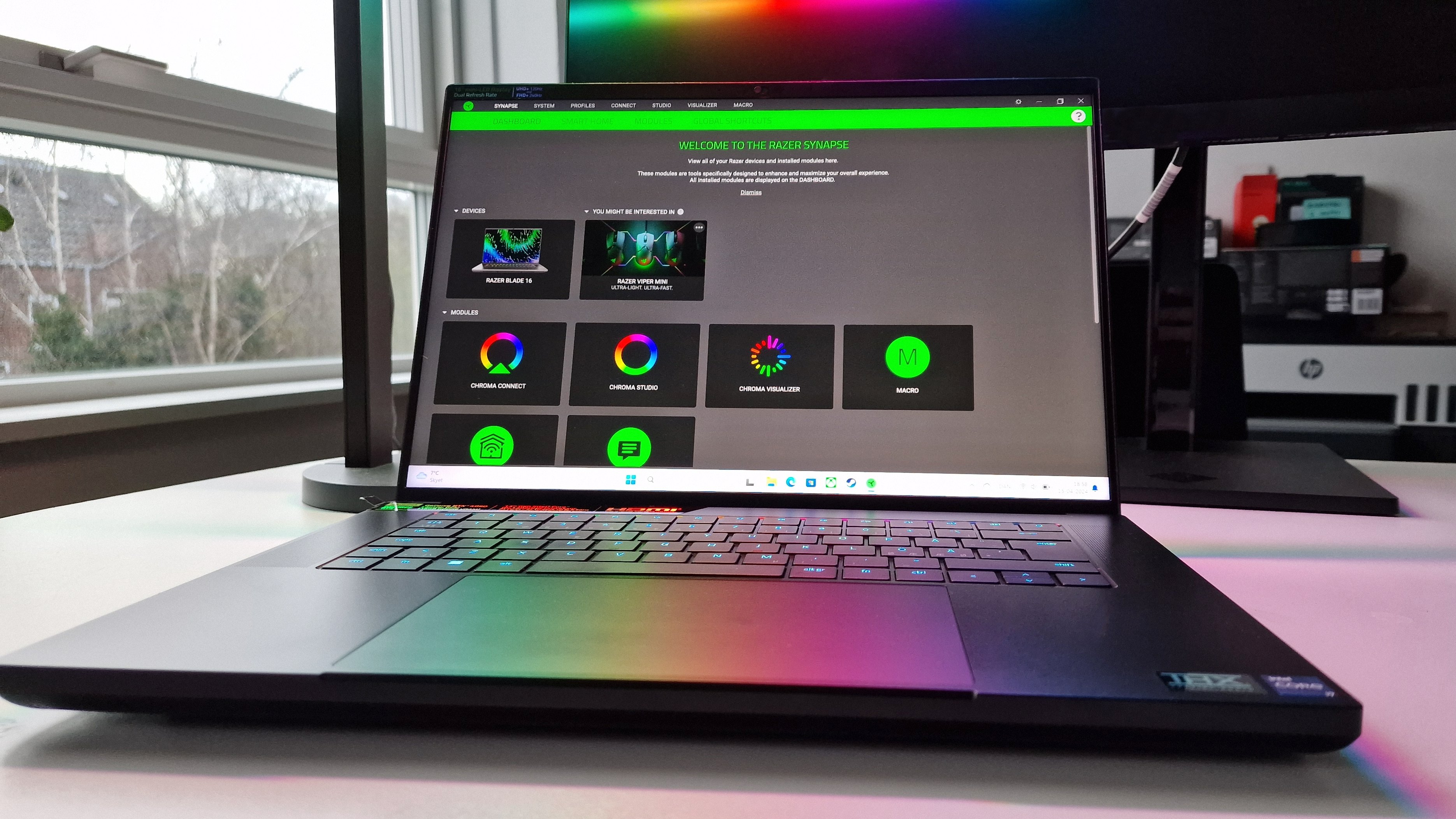 Razer Blade 16 (2023) på et skrivebord