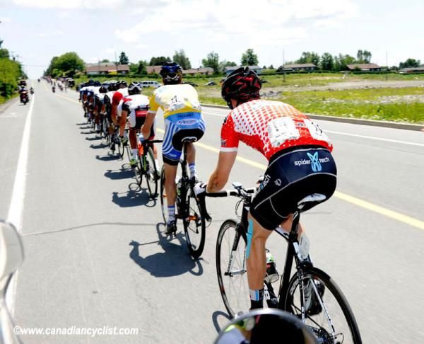 Peloton strung out countering another attack
