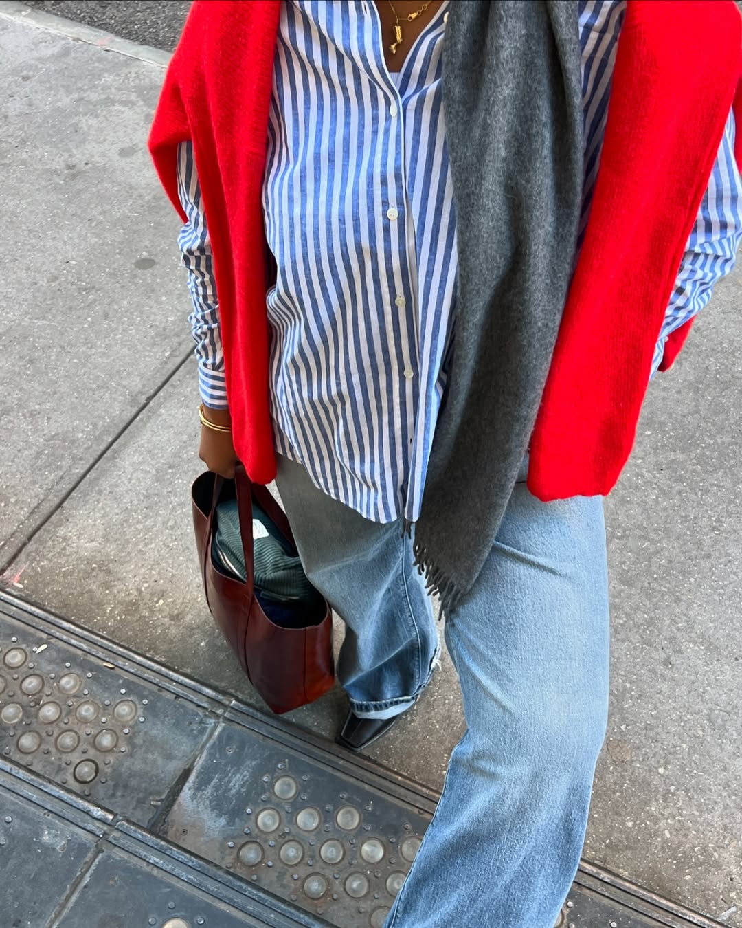 Mulher vestindo roupa jeans de algema com camisa listrada