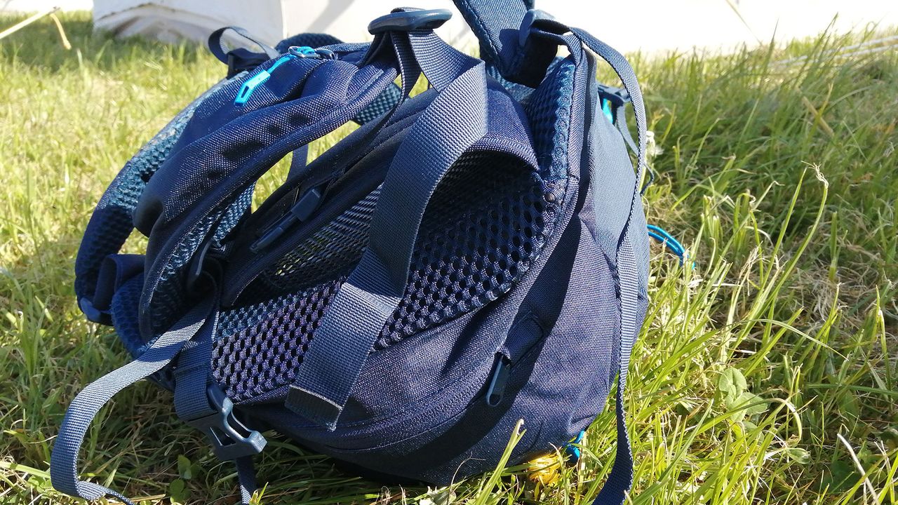 Vaude Brenta 24 hiking backpack, shot on some grass, close up