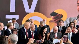 Advocates for DTV+ celebrate Brazilian President Luiz Inácio Lula da Silva signing the decree mandating DTV+ in late August.