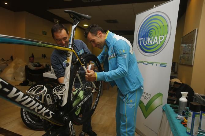 Nibali helps the Astana mechanic with his 2015 bike