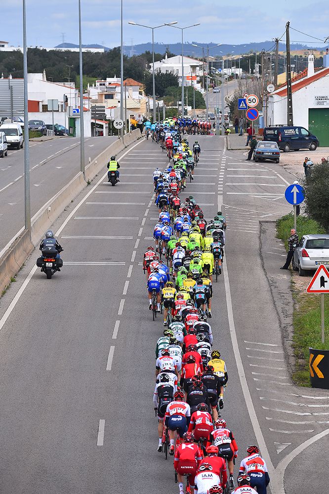 The peloton passing through a town