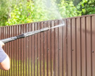 Cleaning a vinyl fence with high pressure power washer