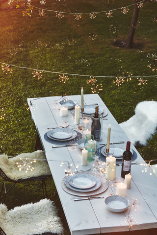 best way to hang string lights in your backyard, string lights over an outdoor dining table by Sparkle Lighting