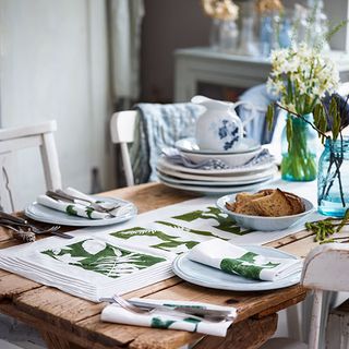 foliage themed table and leaf design