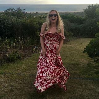 Stylist Antonia Kraskowski happily wears red to a wedding