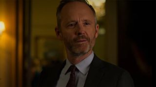 John Benjamin Hickey talking in Jessica Jones episode 3x01