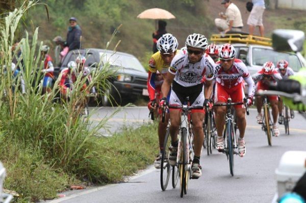 Overall leader Fabricio Quiros sits near the front.