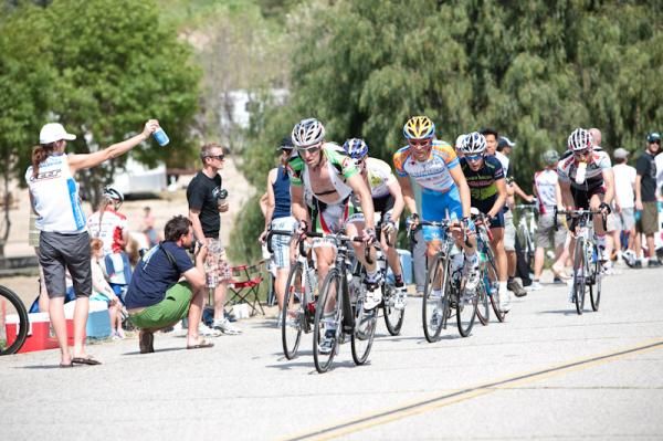 A break in the men's race rolls through the feed zone.