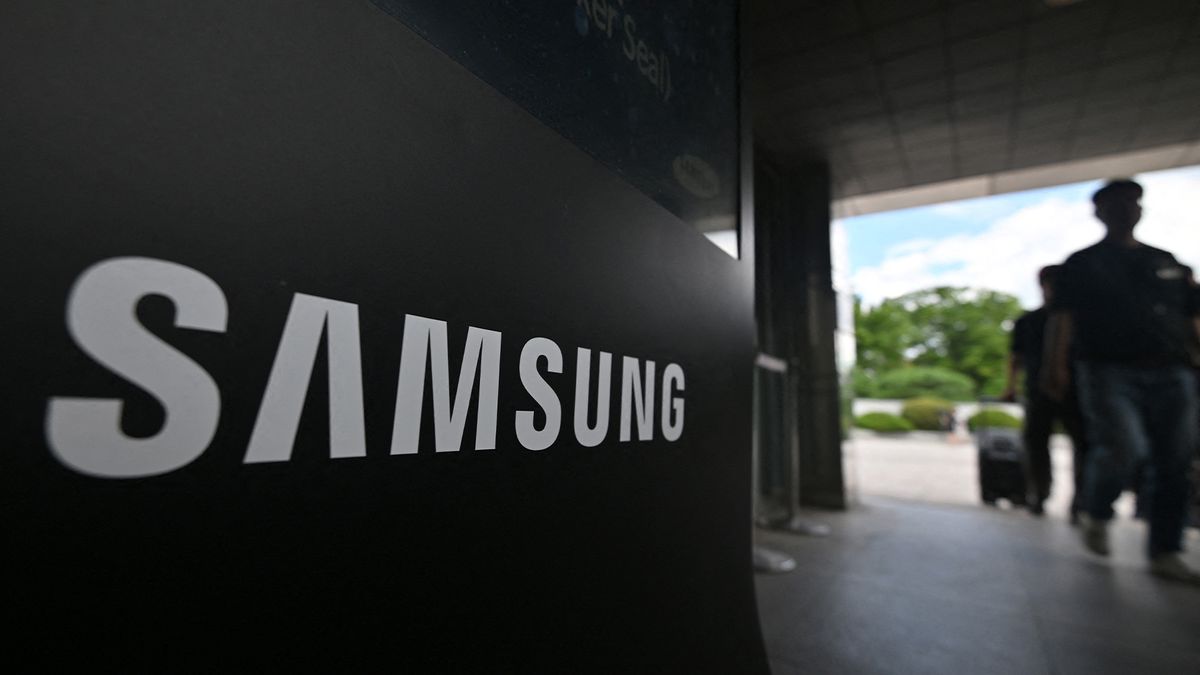 Samsung logo outside the company&#039;s Giheung Campus in Yongin.