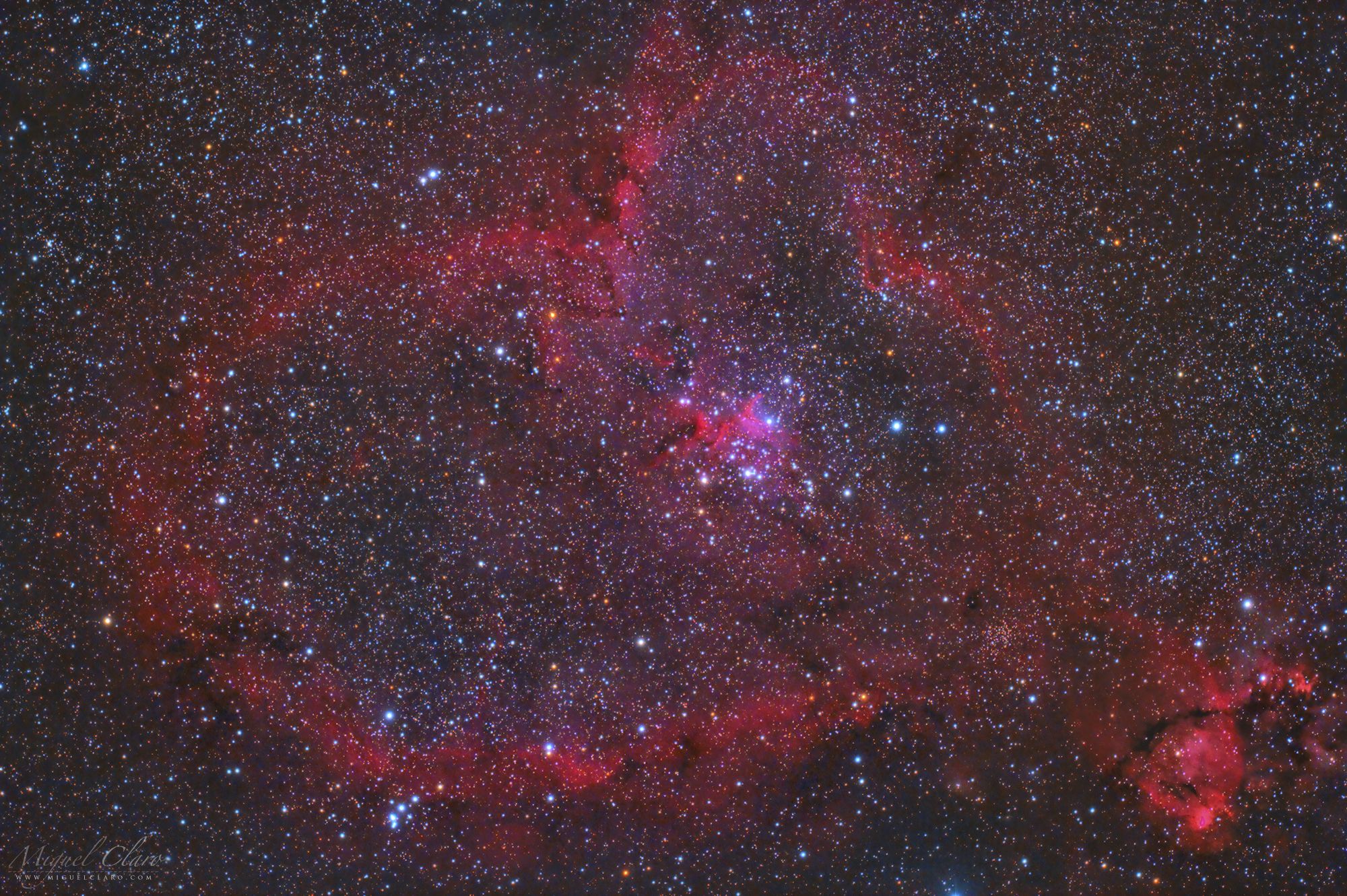 Star-Speckled Heart Nebula Glows Red in Lovely Deep-Space Photo