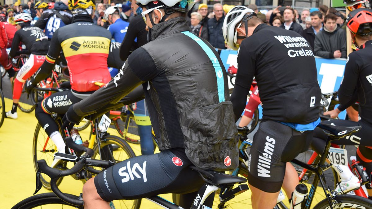 Michal Kwiatkowski adds another layer at the startline