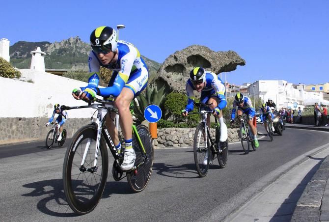 Jens Keukeleire leads the Orica GreenEdge squad through a technical section of the TTT course on Ischia