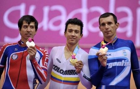 Omnium podium (l-r): Luis Mansilla (Chile), Juan Esteban Arango (Colombia) and Walter Fernando Perez (Argentina)