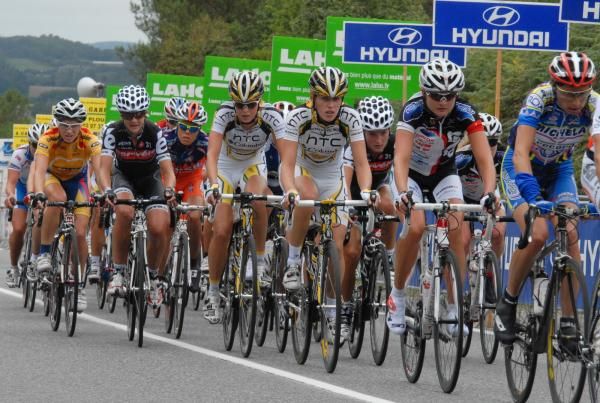 Noemie Cantele in the peloton at the GP de Plouay-Bretagne