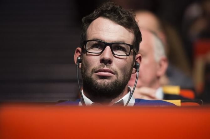 Mark Cavendish listens carefully to understan how many stagessuit the sprinters