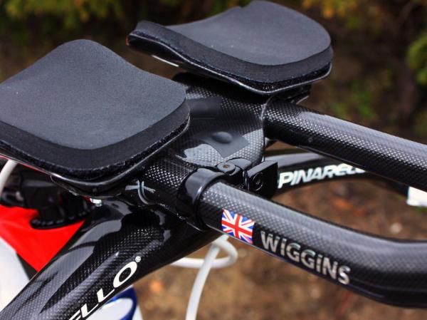 Small pieces of tape cover up the bolt holes on Wiggins' aero bar setup.